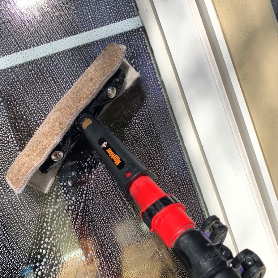 Glasreinigung ohne Kratzer dank Walnussbeschichtung.