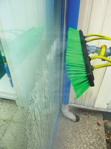 Unger nLite27cm Winkel Waschbürste Pro-Window Ultraleichte Waschbürste Wasserführende Bürste für Teleskopstangen Bürste mit Wasserdurchlauf Waschbürste